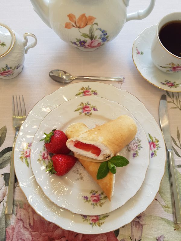 Блины с творогом и клубникой: простое и вкусное летнее угощение