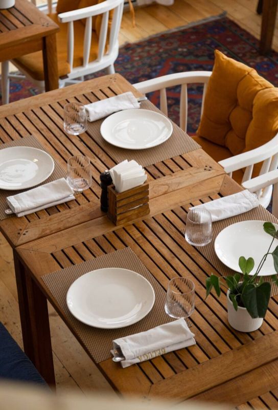 Погружение в атмосферу загородного отдыха: Интерьер ресторана «Причал»