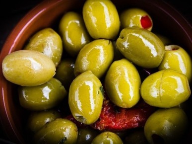 Скрытые опасности натрия: Врач предупредил о вреде консервов для сердца