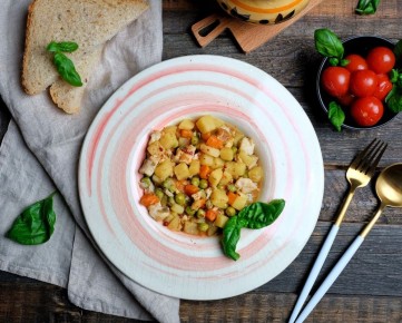 Простые радости: ароматное мясо с овощами в горшочках