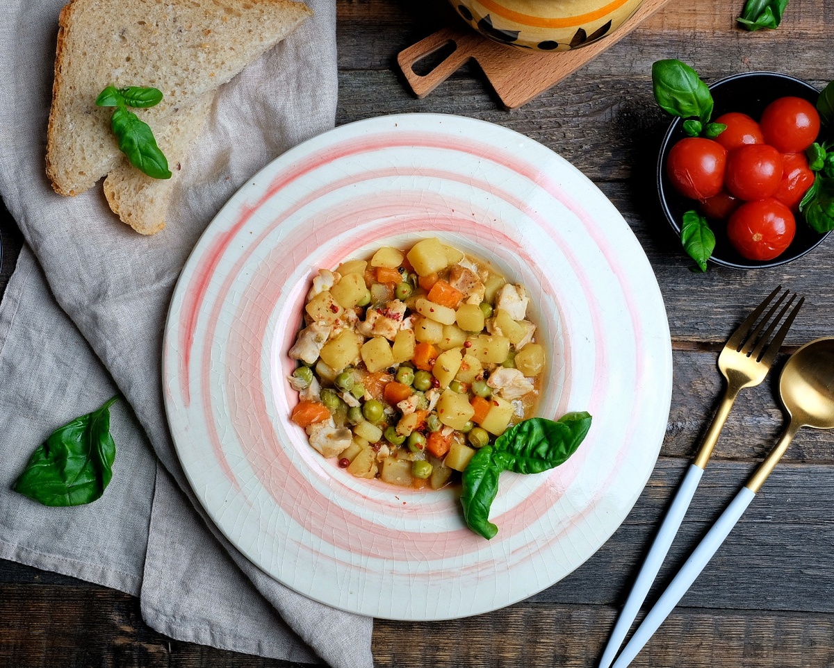 Простые радости: ароматное мясо с овощами в горшочках