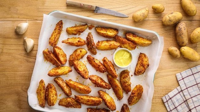 Как запечь картофель дольками: простой и вкусный рецепт
