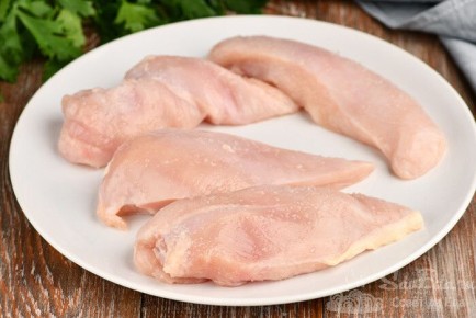 Кулинарные хитрости: готовим куриное филе для салатов за 10 минут