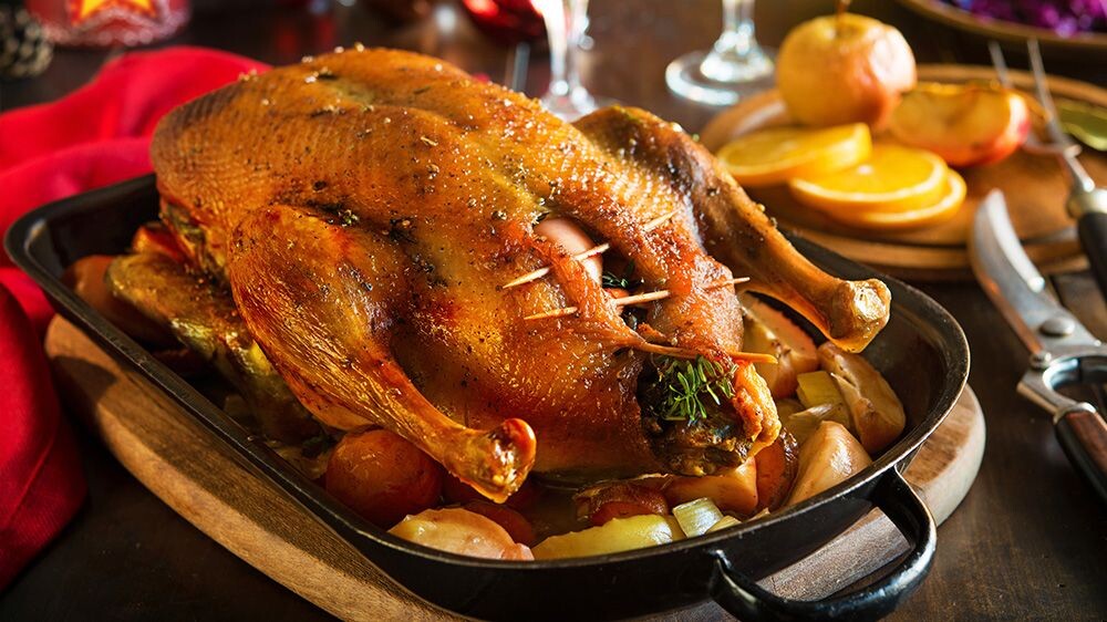 Утка с яблоками: осенний кулинарный шедевр, который согреет душу