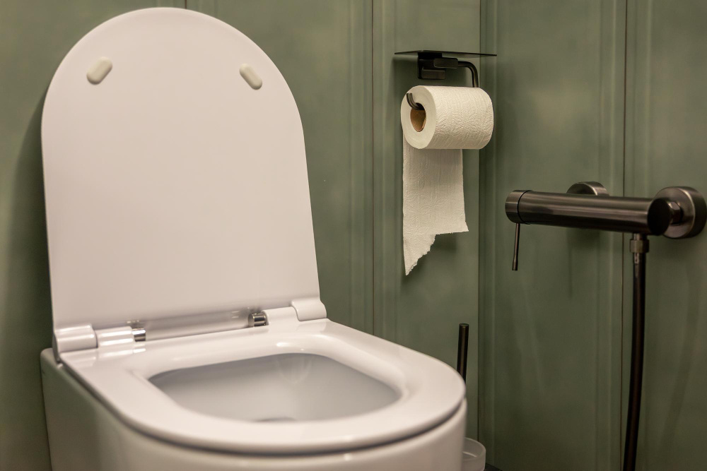 Почему унитаз не друг для мусора: предупреждение сантехника