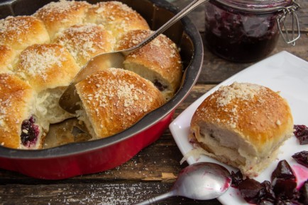 Тепло домашней выпечки: отрывной пирог с вареньем