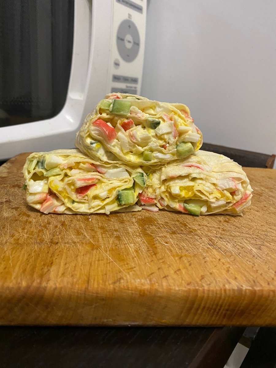Вкусный рулет из лаваша с крабовыми палочками для быстрого перекуса