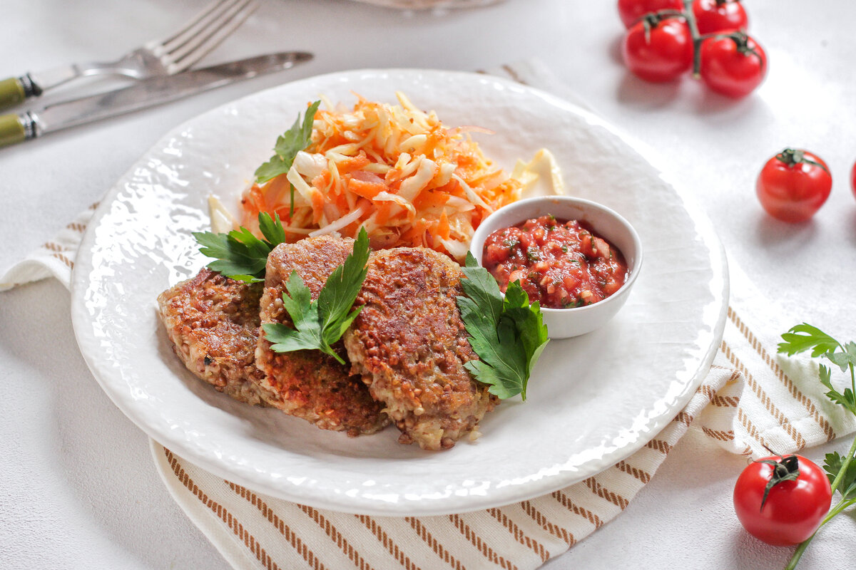 Гречаники с витаминным акцентом: простой рецепт с салатом из моркови и капусты