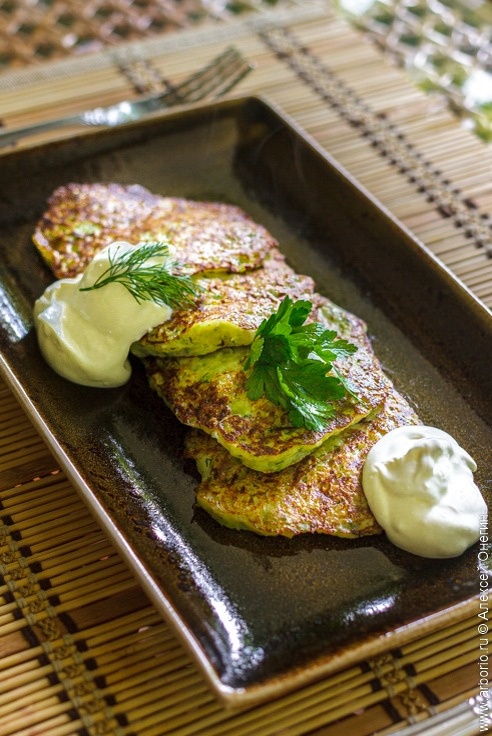 Нежные кабачковые оладьи: легкий рецепт для летнего ужина