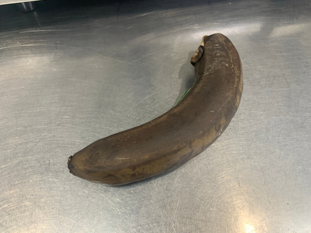 Почему бананы чернеют раньше времени и как их сохранить в свежести