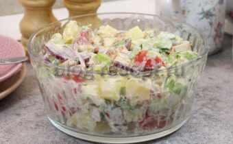 Сытный картофельный салат с курицей и свежими овощами для вашего стола