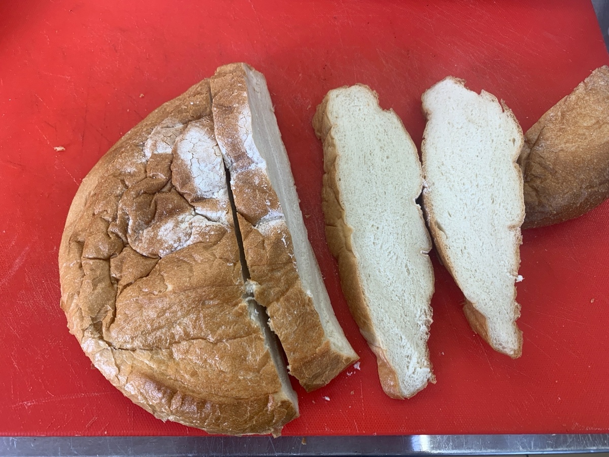 Почему микроволновка не спасает черствый хлеб?