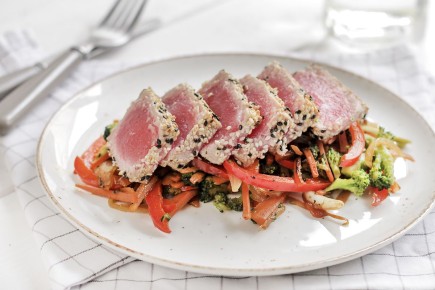 Восхитительный тунец в кунжутной панировке с овощами стир-фрай