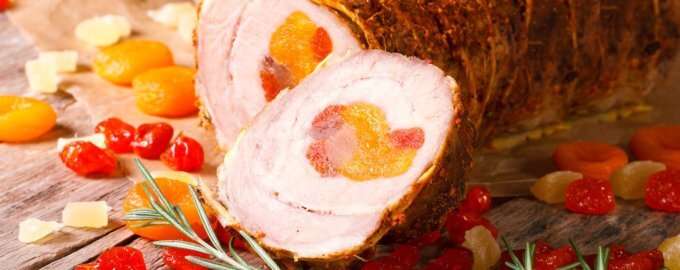 Нежный свиной рулет с курагой и вишней: кулинарный шедевр для вашего стола