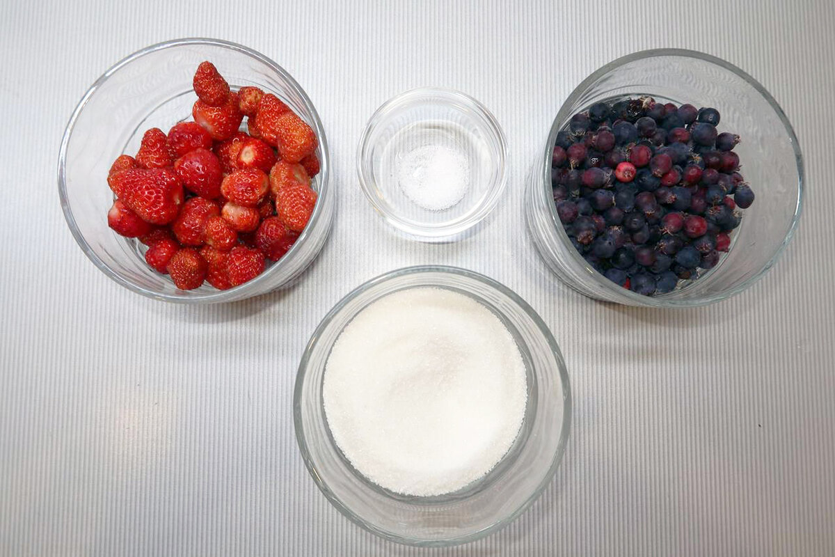 Урожайный компот: как сохранить вкус клубники и ирги на зиму