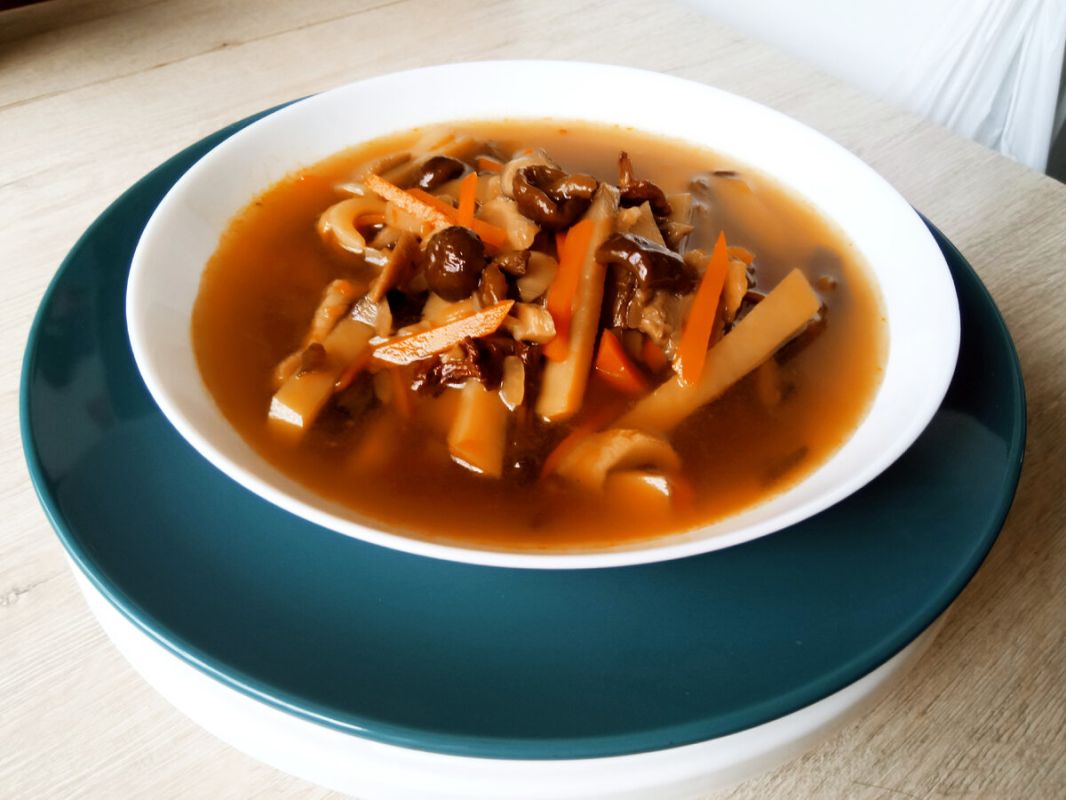 Наслаждайтесь ароматом черного крестьянского супа с грибами: простой и вкусный рецепт