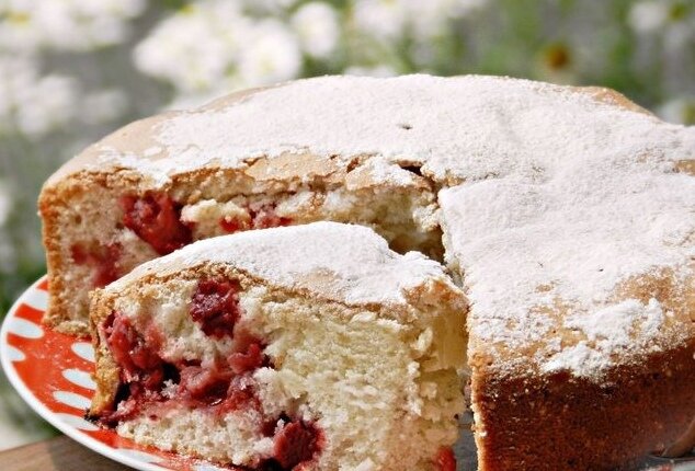 Нежная шарлотка с клубникой