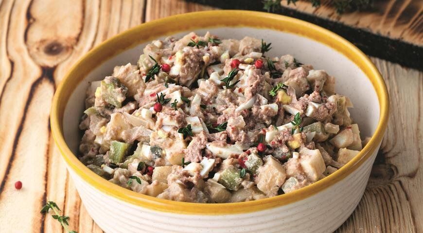 Необычный салат из печени трески с мочёными яблоками