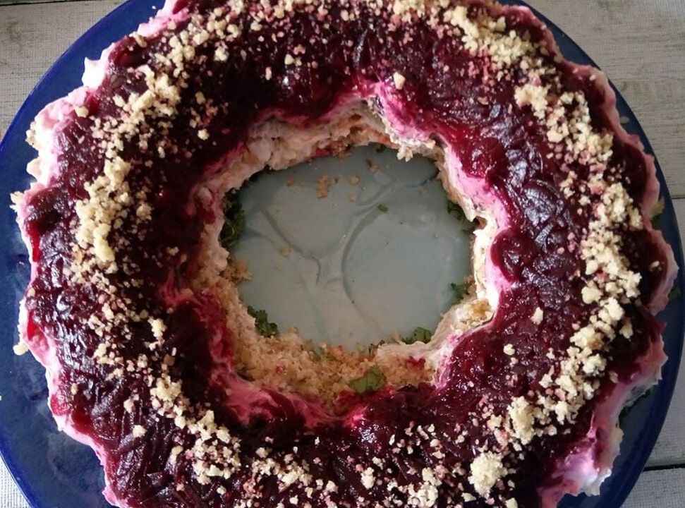 Слоёный праздничный салат со свёклой, орехами и черносливом