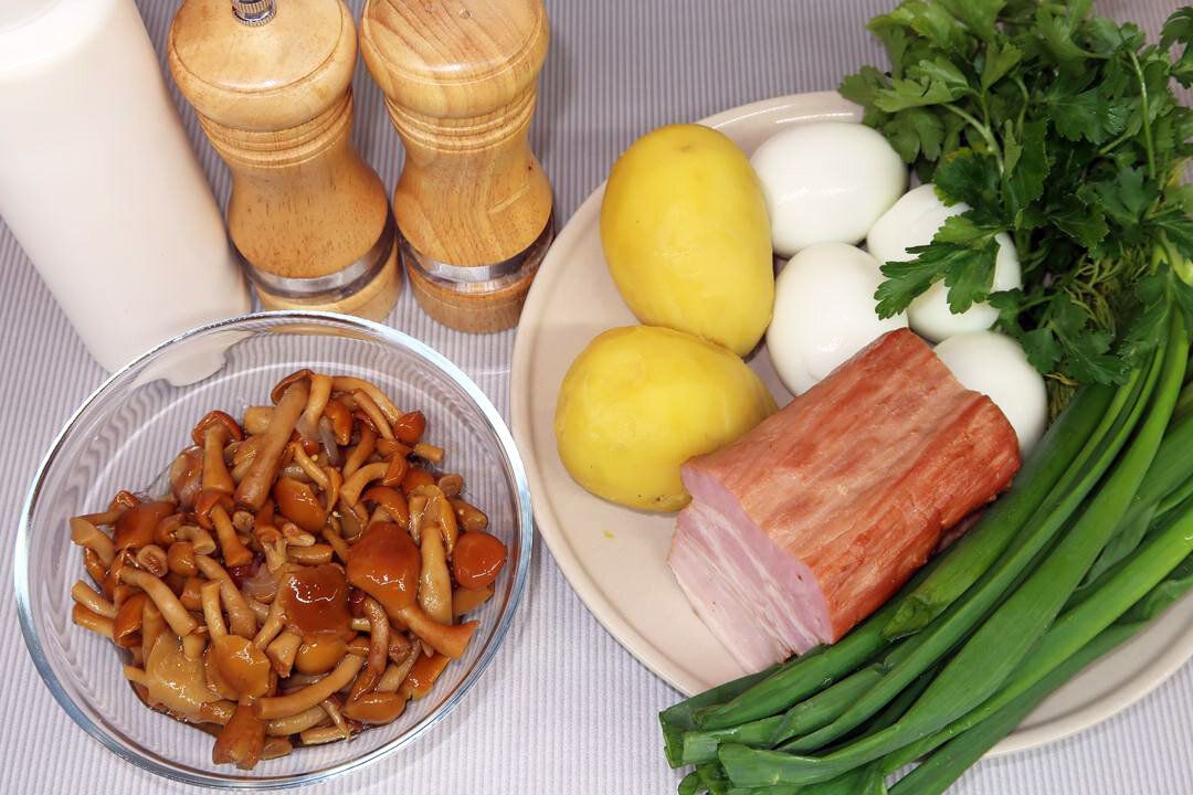 Неотразимый слоёный салат с маринованными опятами и копчёной грудкой