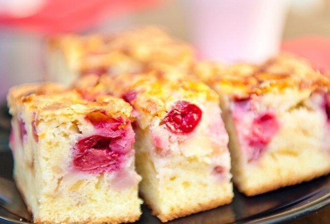 Шарлотка с вишневыми нотами