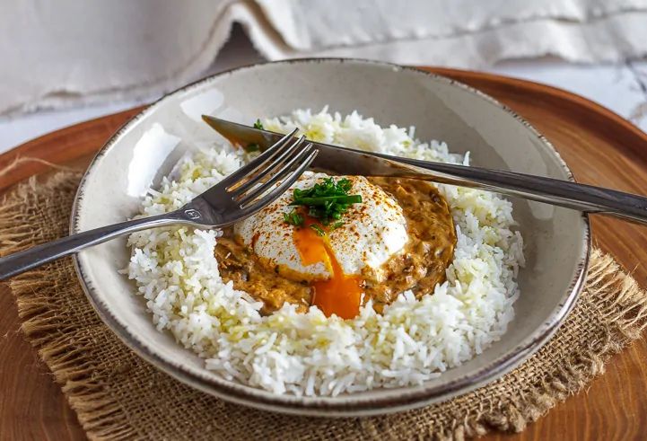 Нежные яйца пашот с грибным паприкашем: идеальный обед для гурманов