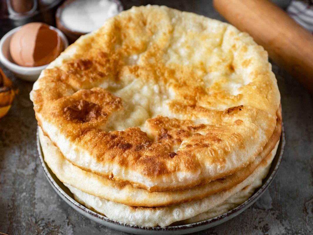 Как просто создать вкусные лепёшки с луком и кефиром