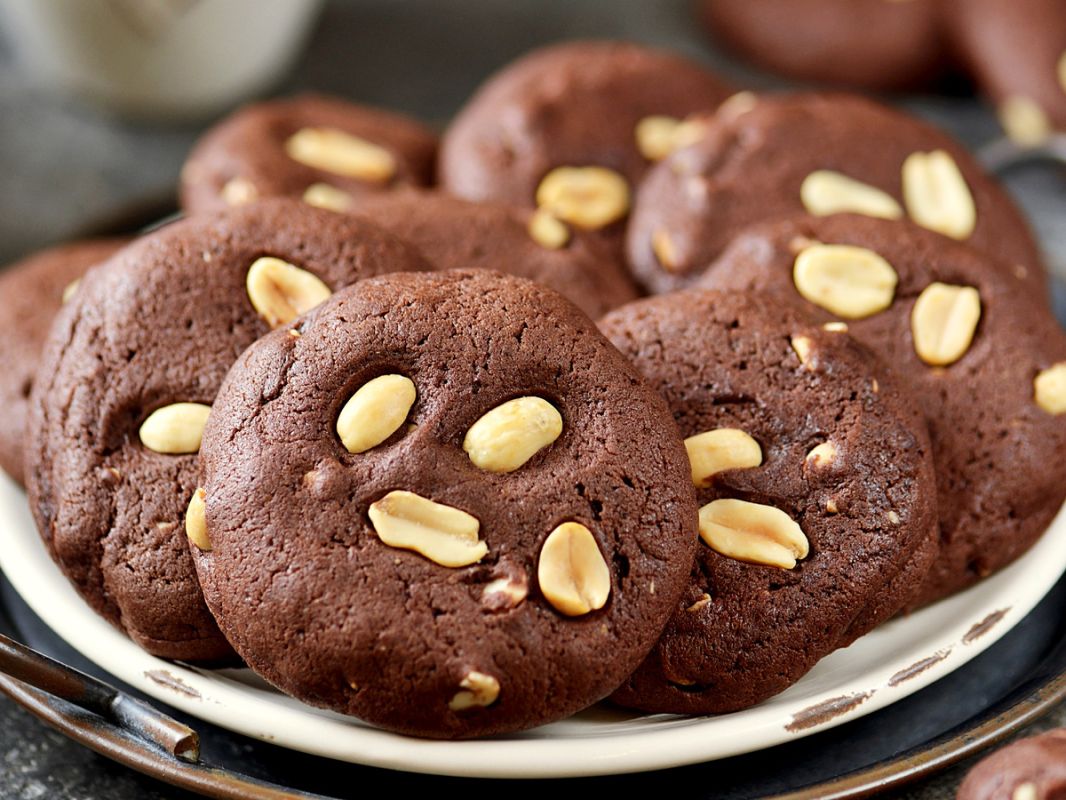 Как приготовить идеальное шоколадное печенье с арахисом: секреты и советы