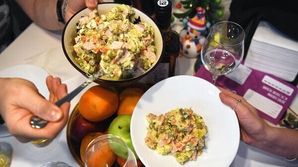 Как избежать переедания в праздничные дни: советы от нутрициолога