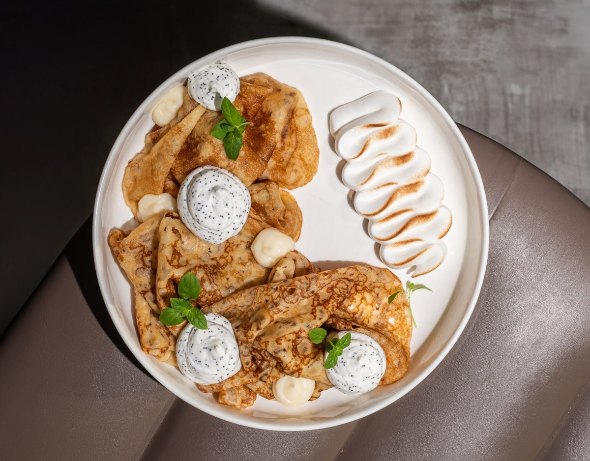 Неповторимый вкус блинов: специальные предложения ресторана AMI CHAISE в Масленичную неделю