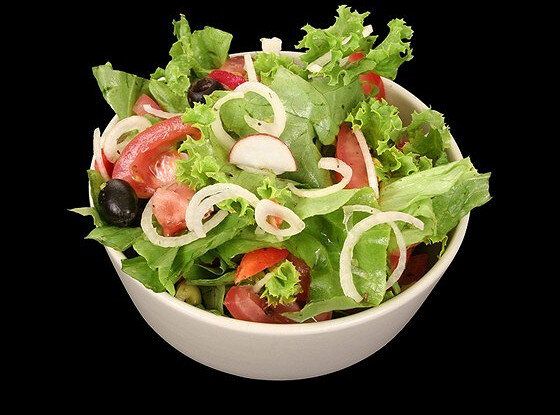 Яркий салат с авокадо и базиликом