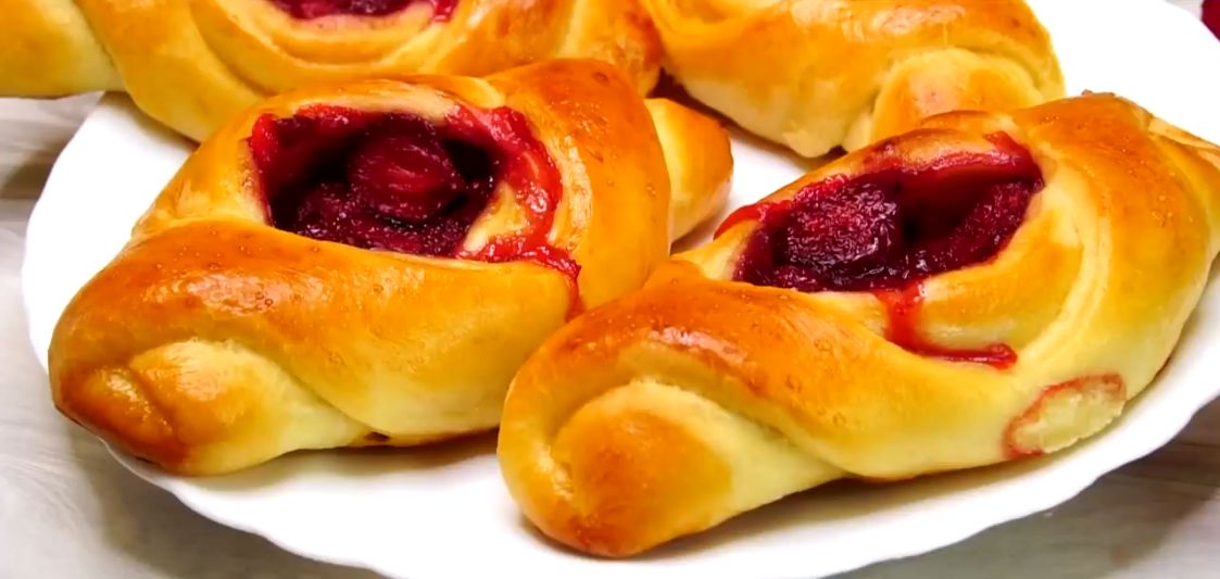 Пирожки как пух: секреты нежного теста и ягодной начинки