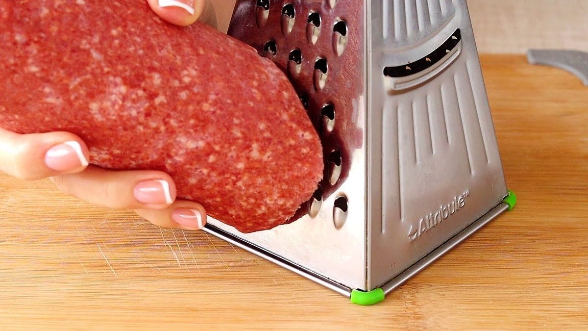 Завтрак на скорую руку: вкусные котлетки с колбасой и картошкой