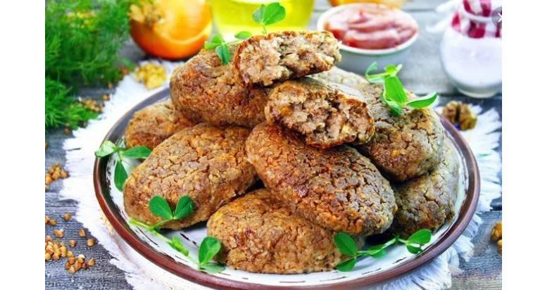 Как приготовить нежные постные котлеты из гречки с разными начинками
