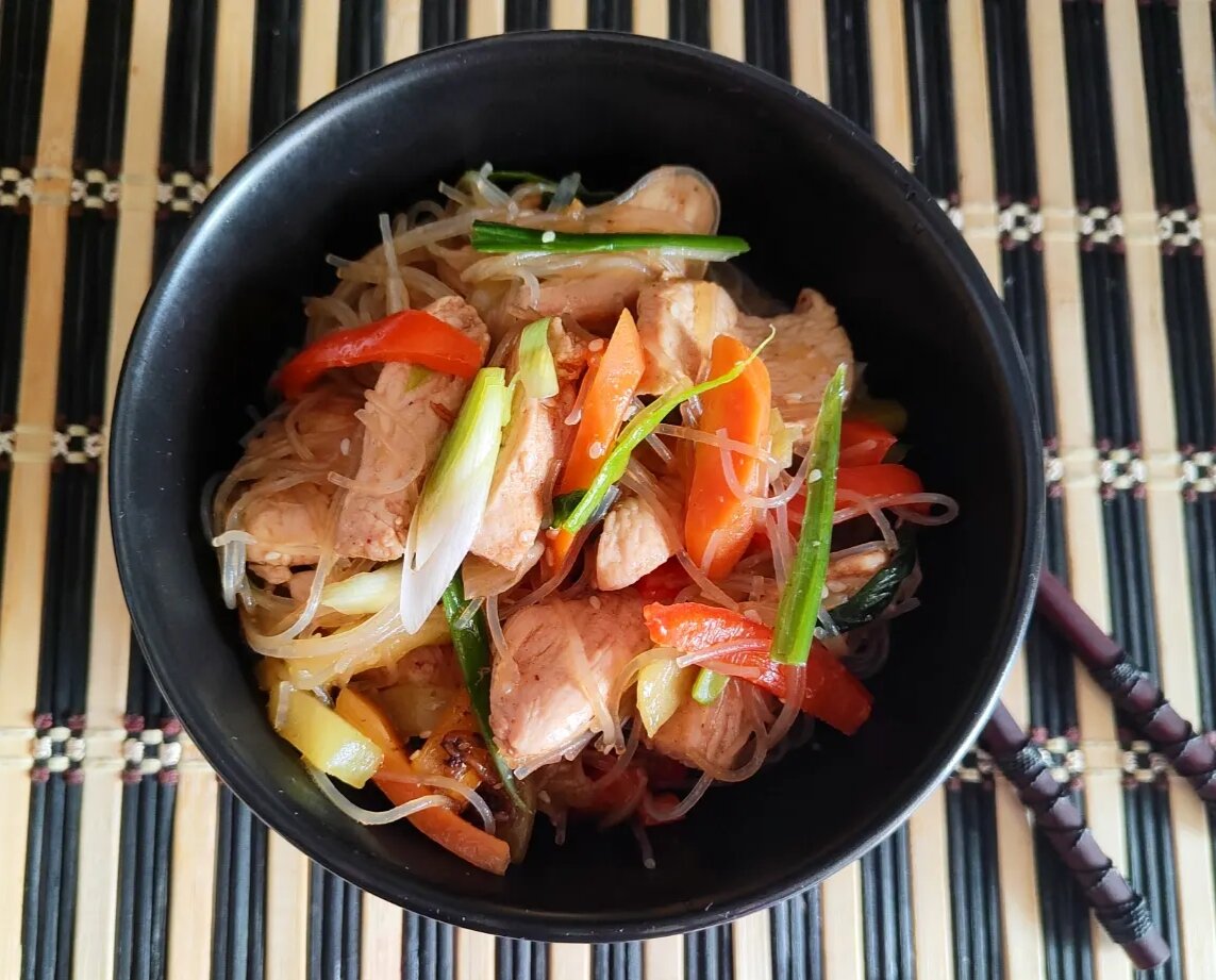 Вок с фунчозой: изящный вкус китайской кухни