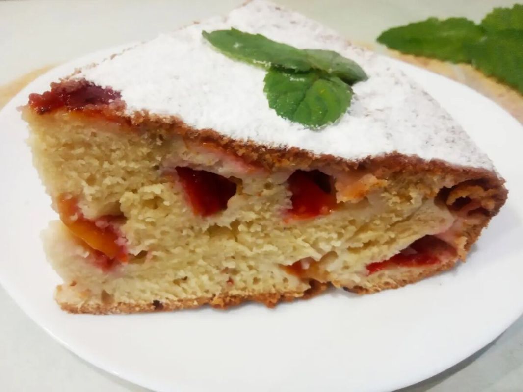 Нежный пирог со сливами: простой и вкусный десерт для чаепития