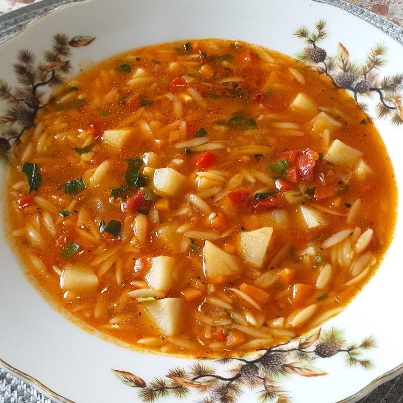 Нежный томатный суп с куриным бульоном и пастой орзо