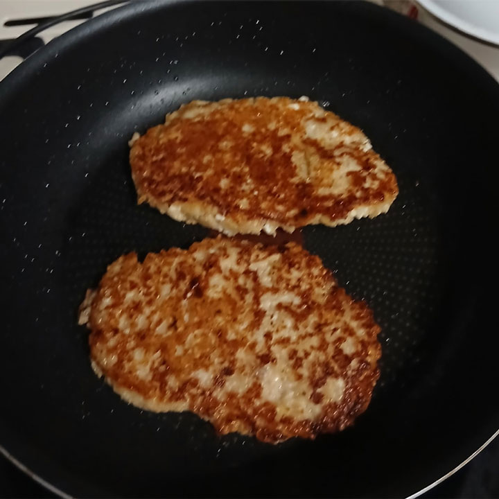 Творожно-овсяные блинчики с яблоками