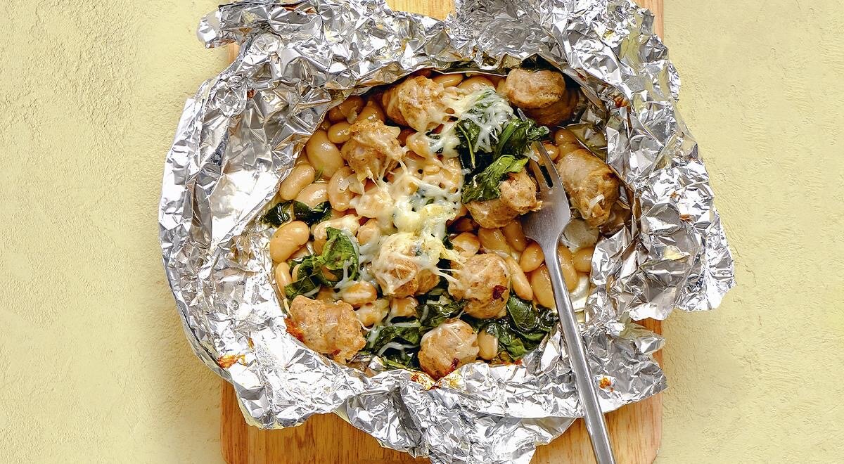 Очарование домашней кухни: фасоль с колбасками и шпинатом в фольге