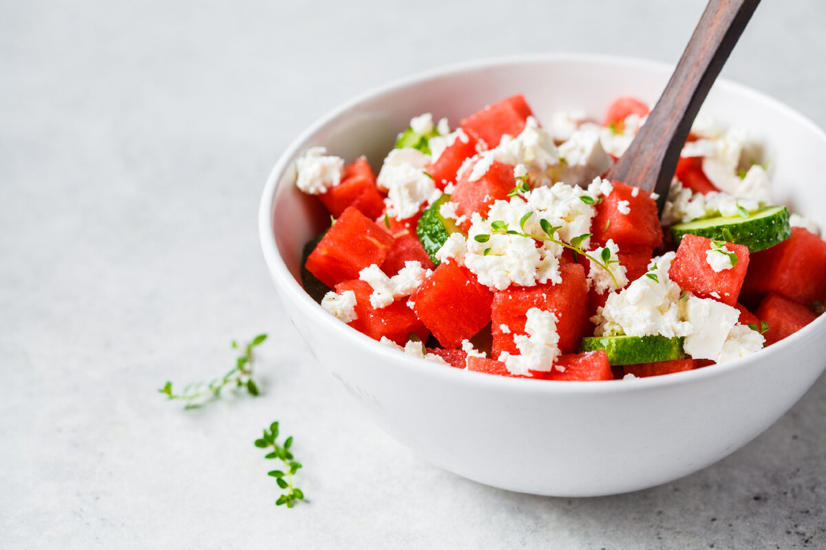 Салат с арбузом, сыром фетой и огурцом