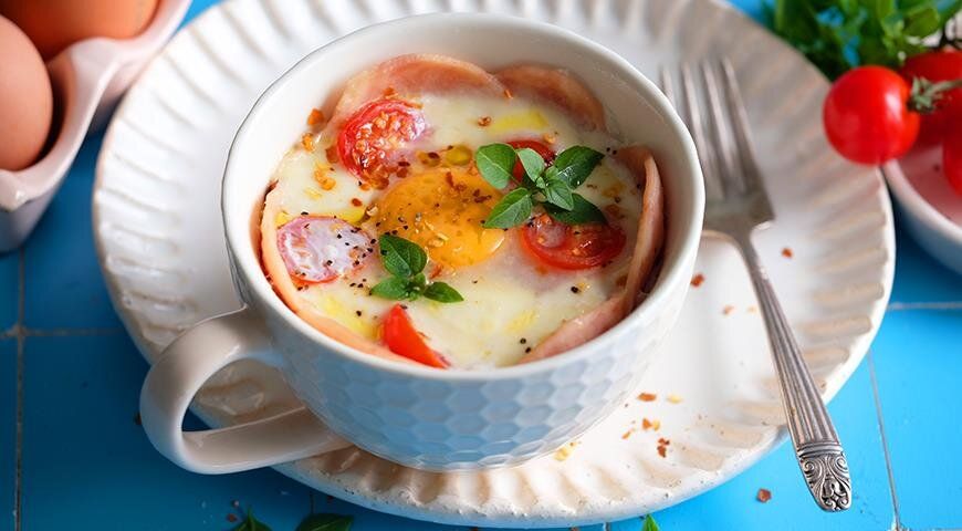 Яичница капрезе в кружке: быстро, просто и сытно
