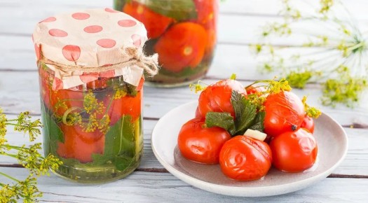 Соленые помидоры: как сделать любимую закуску дома