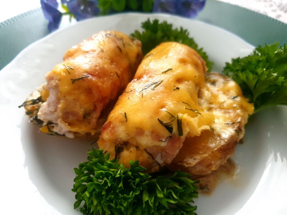 Ароматное картофельное чудо с мясными рулетами и сыром