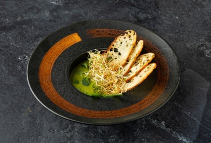 Рецепт постного крем-супа из зеленого горошка с хрустящей соломкой из порея