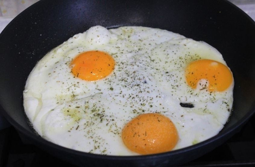 Как быстро и просто научиться готовить идеальную яичницу