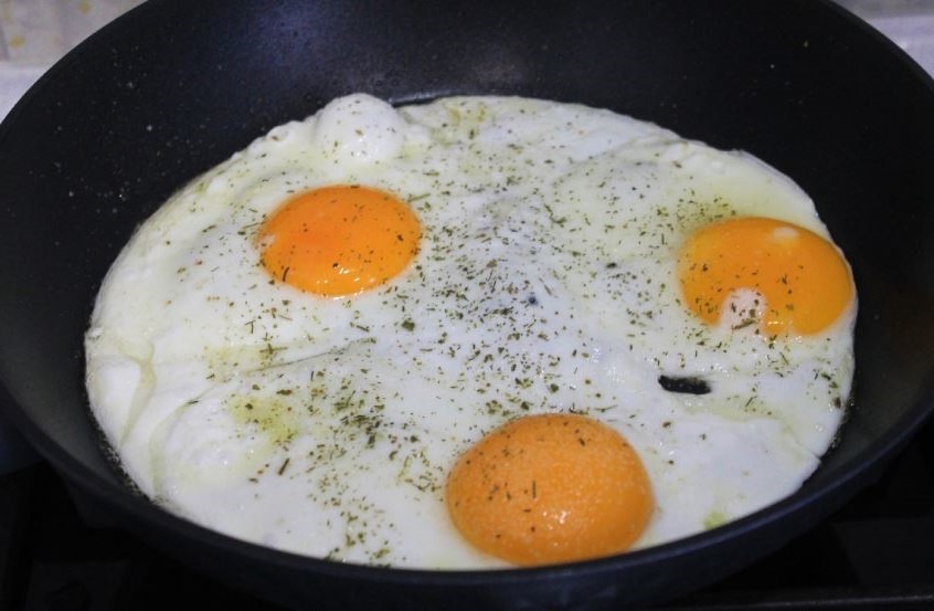 Как быстро и просто научиться готовить идеальную яичницу