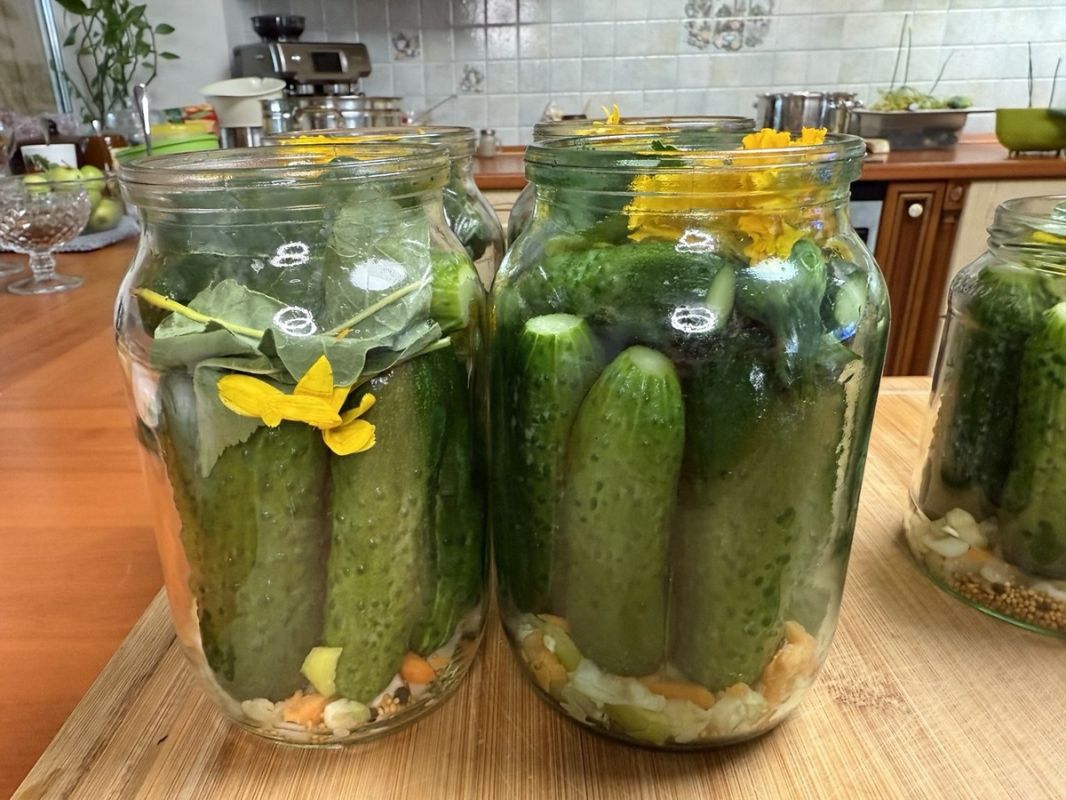 Уникальный рецепт маринованных огурцов с добавлением специй и цветов