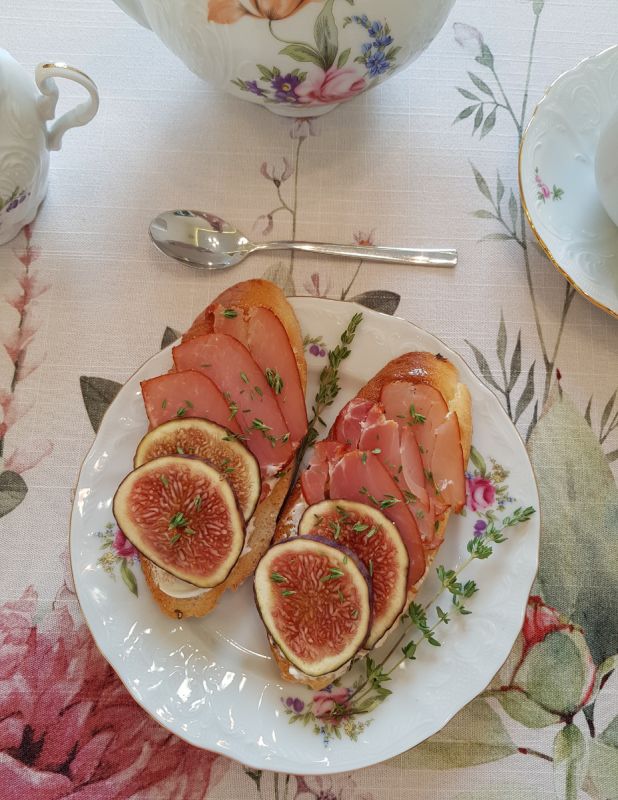 Кулинарное вдохновение: брускетта с инжиром и сыровяленой свининой