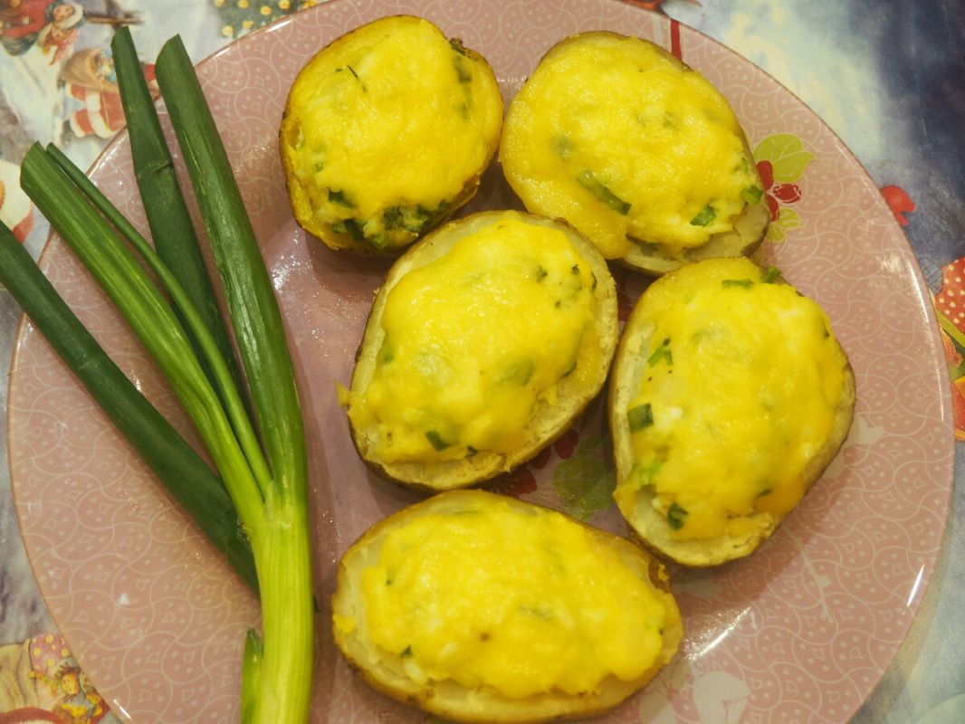 Запечённые картофельные половинки с ароматной начинкой: просто и вкусно!
