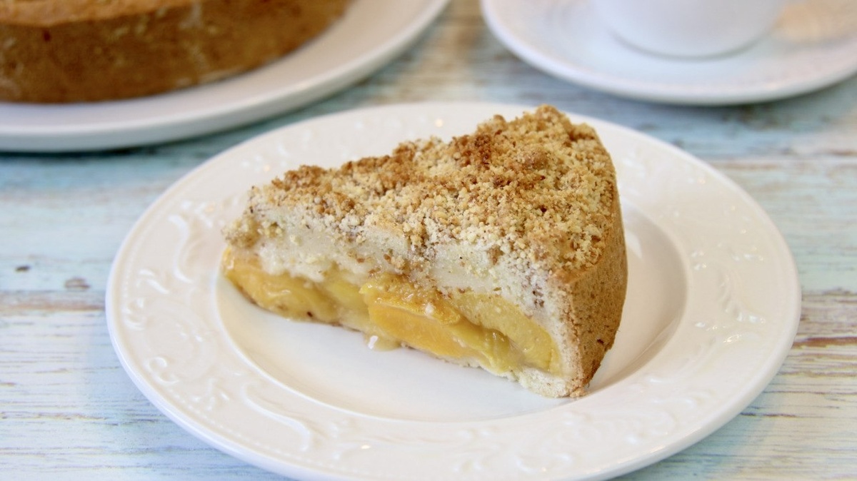 Пирог с абрикосами и миндалем